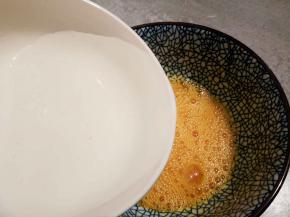 一边添加凉开水，一边搅打鸡蛋（不能用自来水）