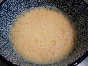 这是搅打好的鸡蛋液，上面有好多泡泡