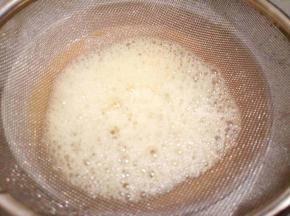 过滤网过一下泡泡，蒸好的鸡蛋羹更加细腻