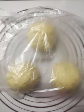 6.盖上保鲜膜松弛15分钟。