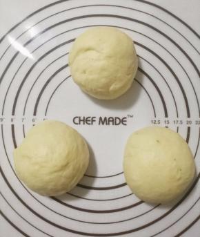 5.将揉好的面团平均分成三份。