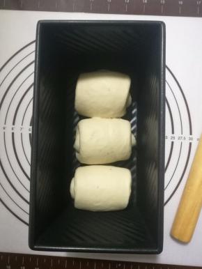 10.卷好的三个放入吐司盒中。