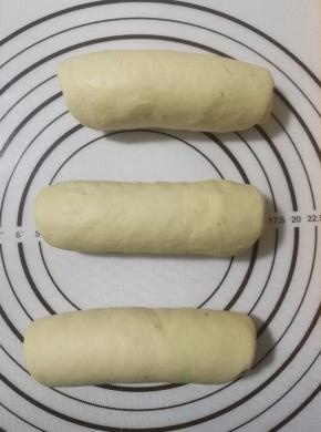 8.三个卷盖上保鲜膜松弛5分钟。