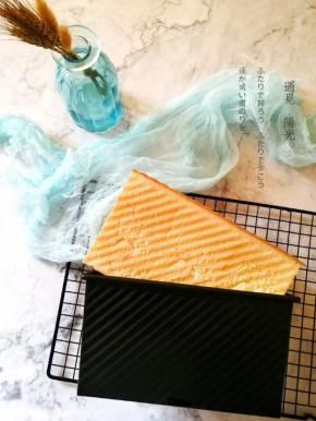 12.烤箱上下火150度预热十分钟，吐司盒放中下层，上下火150度烤35分钟，烤好后迅速从吐司盒中倒出来侧放晾凉，学厨黑金刚模具上色很好看。