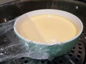 蒸到10分钟的时候，鸡蛋羹表面凝固了，掀开保鲜膜（小心烫）