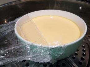 蒸到10分钟的时候，鸡蛋羹表面凝固了，掀开保鲜膜（小心烫）