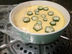 放上秋葵，盖好保鲜膜继续蒸2分钟