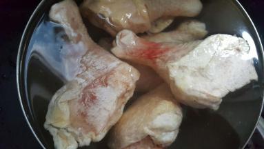 泡在凉水中解冻。