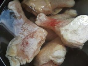 泡在凉水中解冻。