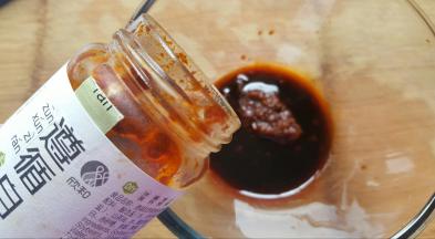 再加入素食佐餐酱（可选，或加入XO酱）