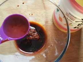 加入味淋（照烧鸡腿的精华）