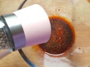 加入现磨白胡椒