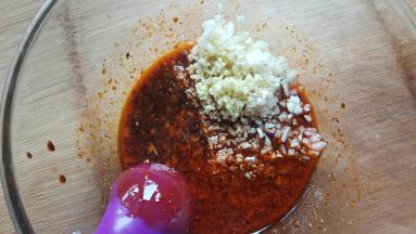 放入酱汁中拌匀备用