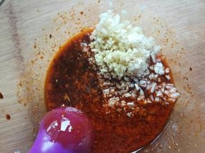 放入酱汁中拌匀备用