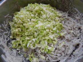 包菜切碎加入粉条里