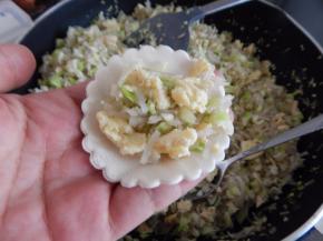 压成饺子皮包上馅