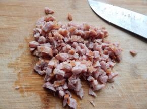 煎好的香肠拿两根切碎