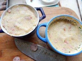 然后搅拌好的倒入模具里