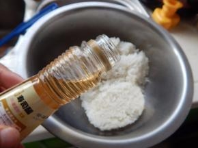 刚煮好的米饭加入寿司醋