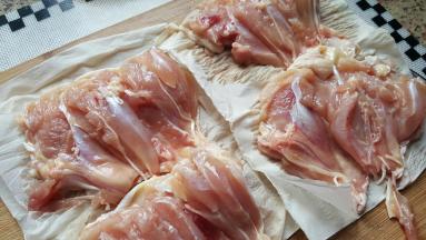 开始处理鸡腿，放在纸巾上，把多余的水份吸干净去骨，全部鸡腿处理好备用。