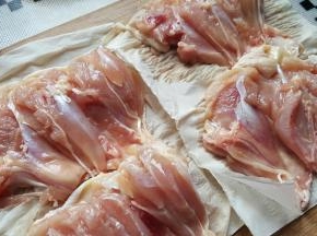 开始处理鸡腿，放在纸巾上，把多余的水份吸干净去骨，全部鸡腿处理好备用。