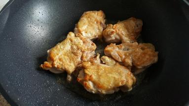 翻面，鸡腿两面都炸成金黄色