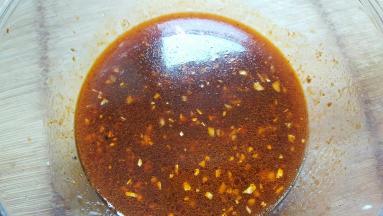 酱汁中加入适量水