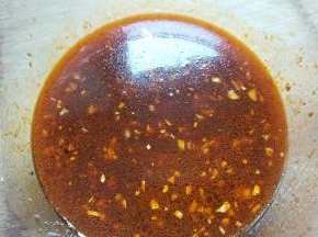 酱汁中加入适量水