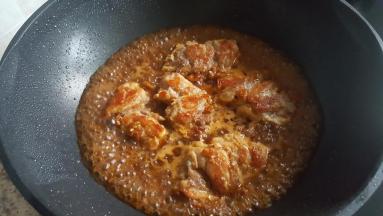 把鸡腿放入，小火炖煮至汁水几乎收干就好了