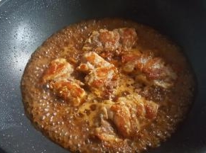 把鸡腿放入，小火炖煮至汁水几乎收干就好了