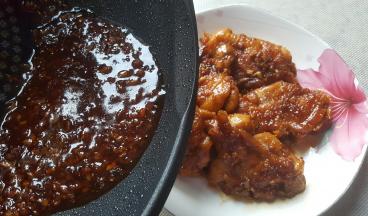 鸡腿盛出，浇上汁，完成.