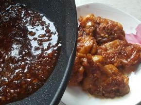 鸡腿盛出，浇上汁，完成.