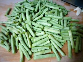 将豆角洗干净，切断儿备用；