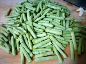 将豆角洗干净，切断儿备用；