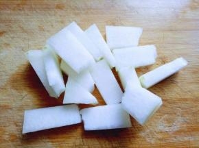 冬瓜去皮，去瓤，洗干净，再切块。