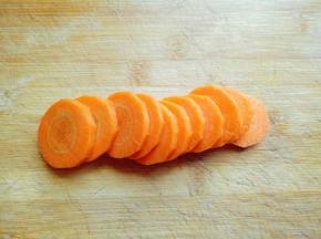 胡萝卜去皮，洗干净后切片。