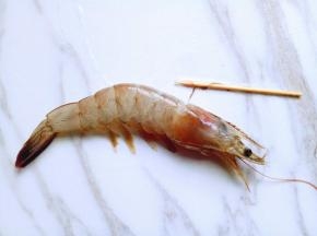 虾，用牙签将虾线挑出。