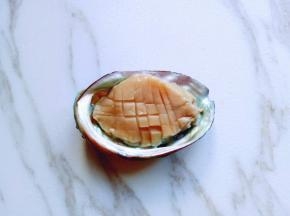 小鲍鱼去除内脏，洗干净，肉上切十字花。