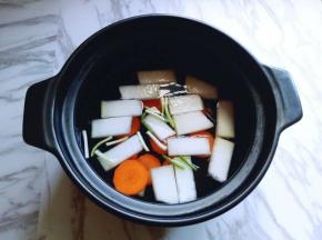 砂锅中加入水，将切好的葱姜蒜加入，再加入切好的胡萝卜和冬瓜，盖上盖子烧开。