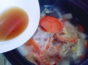 加入料酒，可以适当多加一些料酒，去腥。大火烧开。