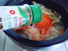 加入胡椒粉，盖上盖子，小火熬煮15分钟。