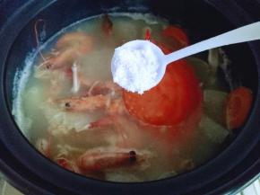 这时海鲜已熟，打开盖子，鲜香扑鼻而来，加入盐。
