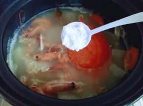 这时海鲜已熟，打开盖子，鲜香扑鼻而来，加入盐。