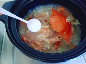 再加入一勺糖提鲜。