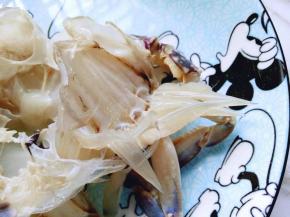 梭子蟹，去除蟹脐，再去除蟹肠。再蟹腮去掉。清理蟹的步骤不能省略哦。