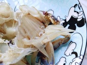 梭子蟹，去除蟹脐，再去除蟹肠。再蟹腮去掉。清理蟹的步骤不能省略哦。