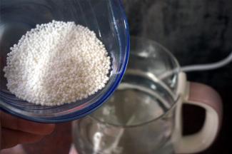 水沸腾时，加入西米。