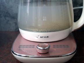 大概煮30分钟左右，西米完全变透明，即可停止烹饪。