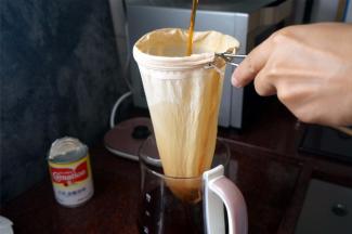 然后来回撞茶3,4次，这叫拉茶，可以去除茶涩味，让茶更顺滑。