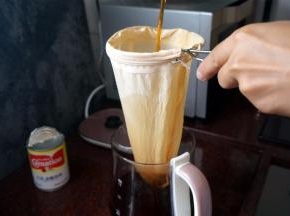 然后来回撞茶3,4次，这叫拉茶，可以去除茶涩味，让茶更顺滑。